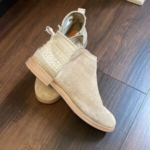 TOMS Kids Deia Desert Taupe Suede Ankle Boot